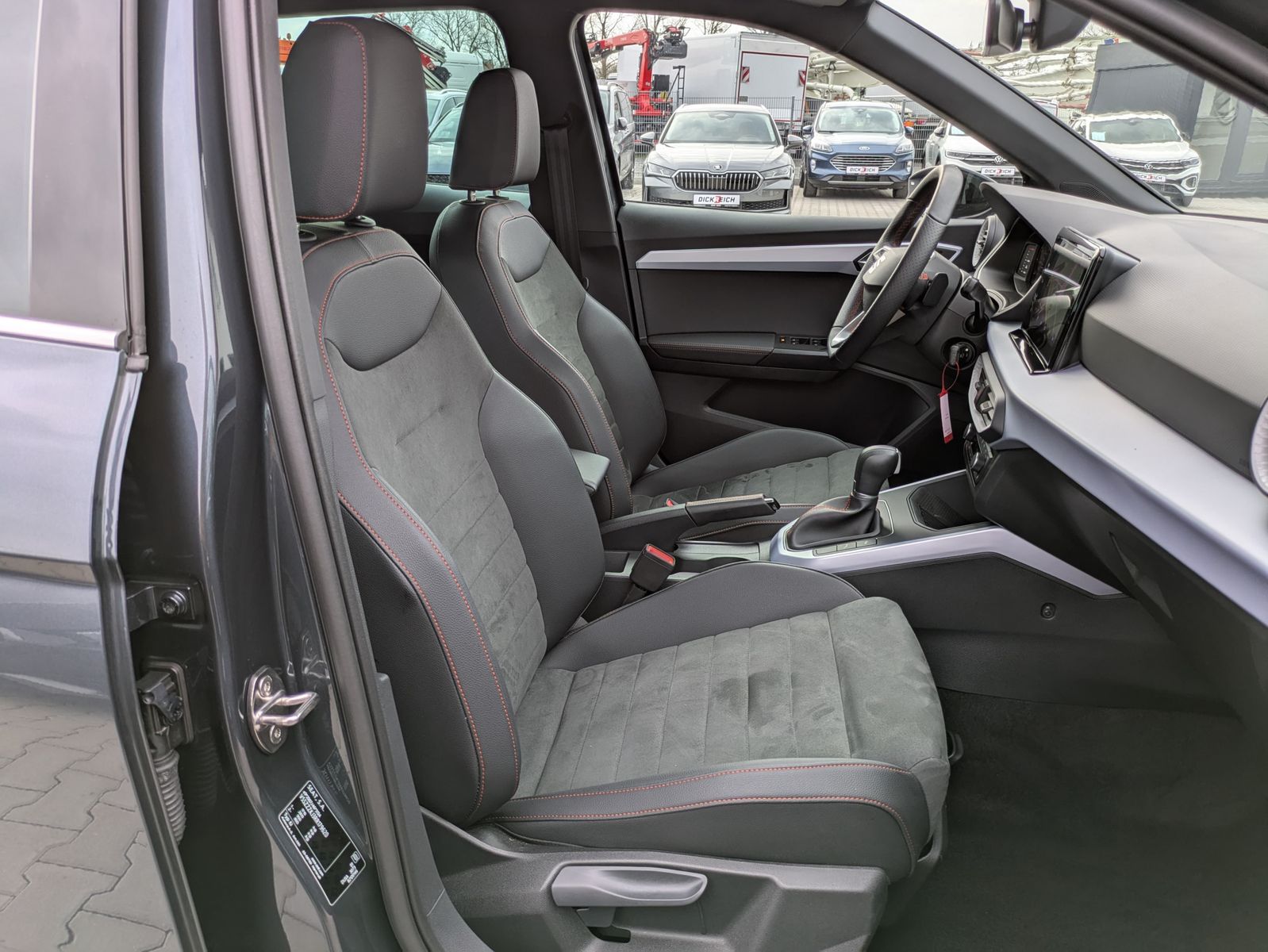 Fahrzeugabbildung SEAT Arona 1.0 TSI FR DSG AHK*ACC*LED*APP*DAB*KAMERA