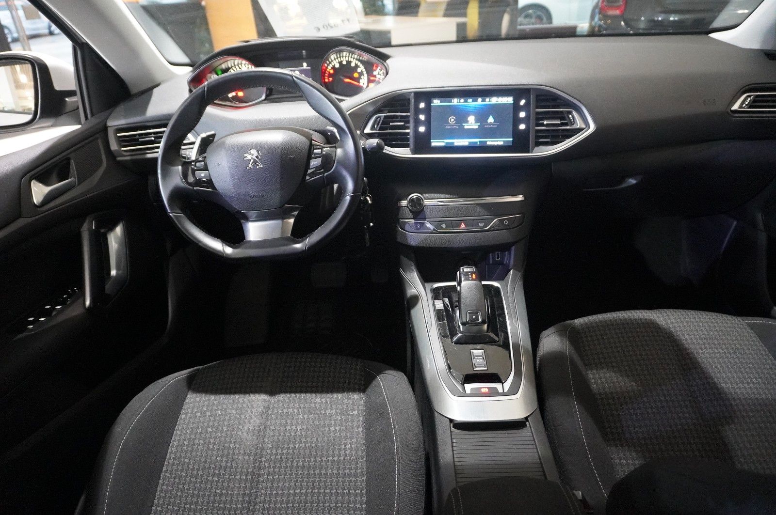 Fahrzeugabbildung Peugeot 308 LIM. 1.2T ACTICE PACK NAVI/LED/SPORT/NEBEL