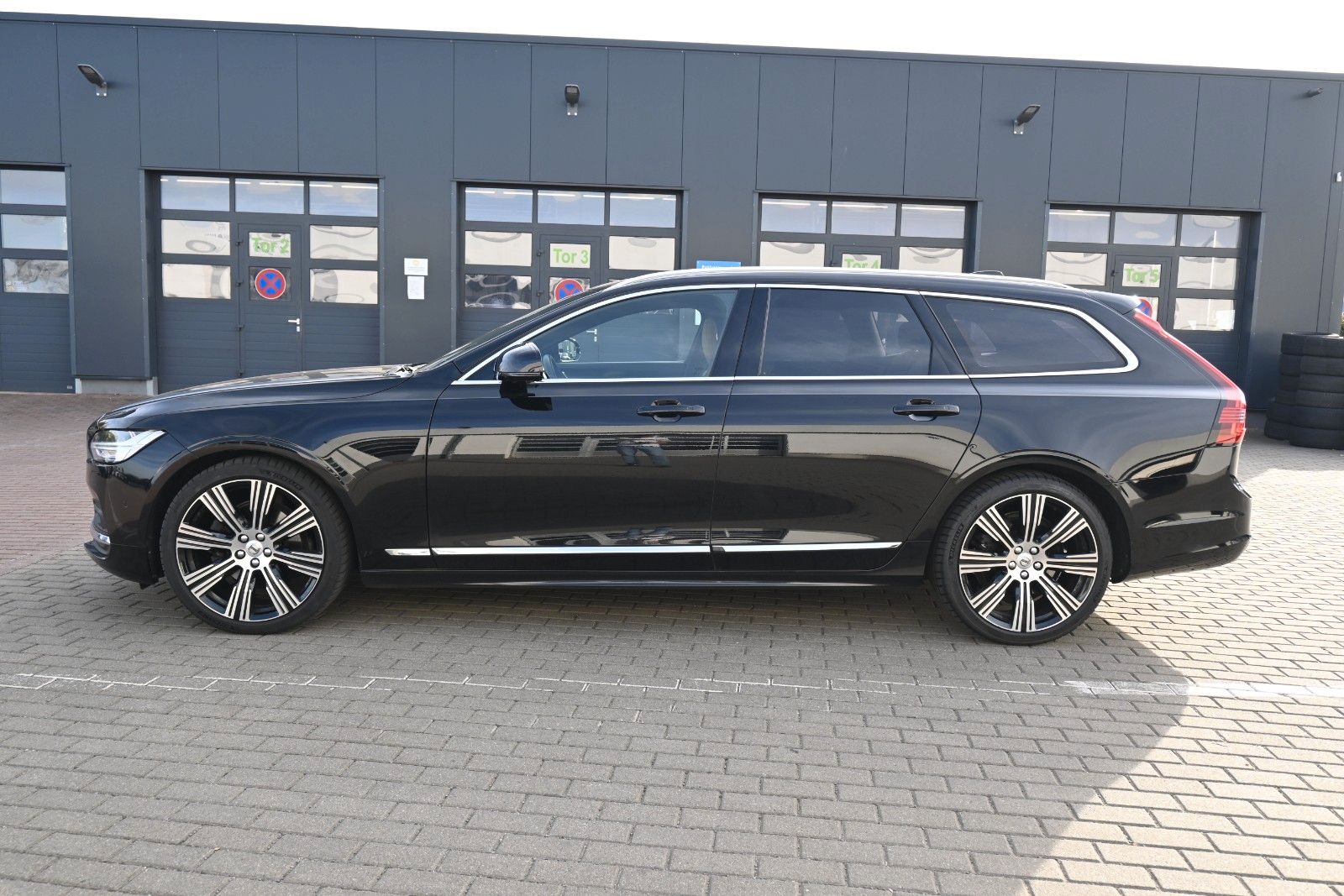 Fahrzeugabbildung Volvo V90 B4 D Plus Bright*STDHZG*360°*PANO*ACC*AHK