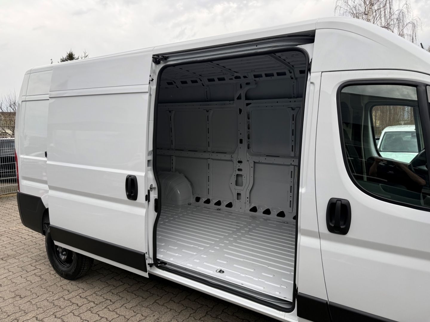 Fahrzeugabbildung Opel Movano 2.2 Blue HDI 140 L3H2 mit Allwetter