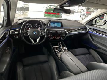 Fahrzeugabbildung BMW 520d Sport Line AHK Navi Kamera DriveAssist LED
