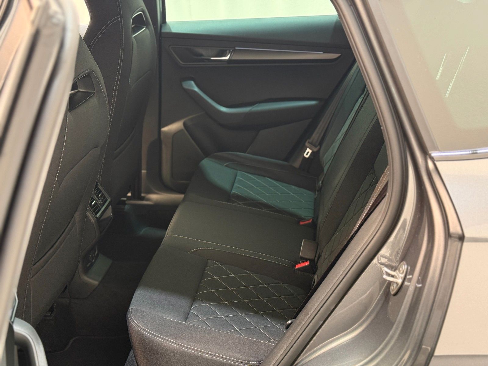 Fahrzeugabbildung SKODA Karoq Sportline / DSG / ACC / Panoramadach