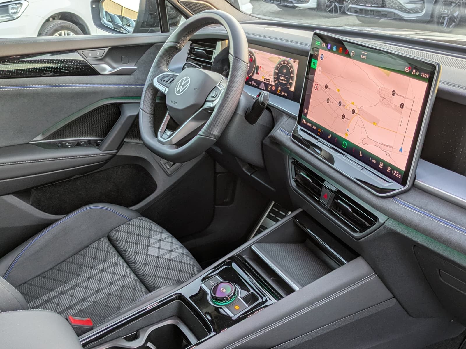 Fahrzeugabbildung Volkswagen Tayron 2.0 TDI 4M R-Line 7Si*MATRIX*AHK*PANO*HUD