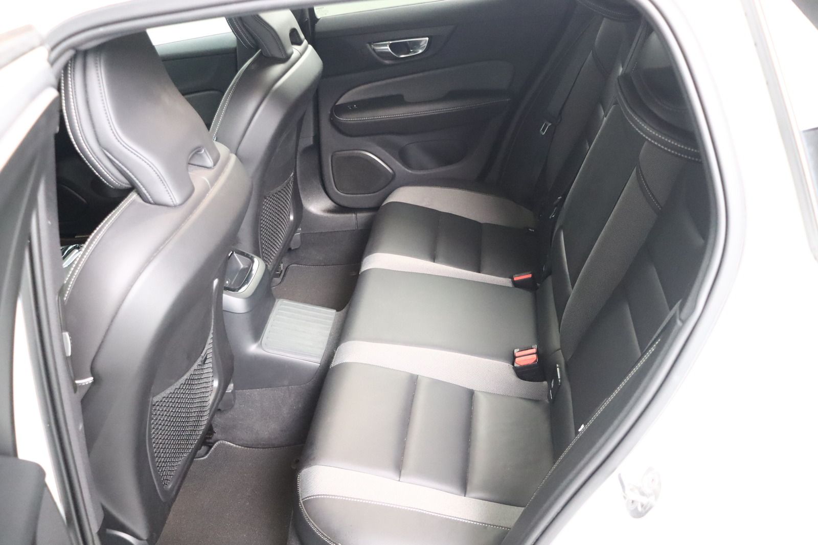 Fahrzeugabbildung Volvo V60 Kombi T8 R-Line AWD Recharge R Design Rechar