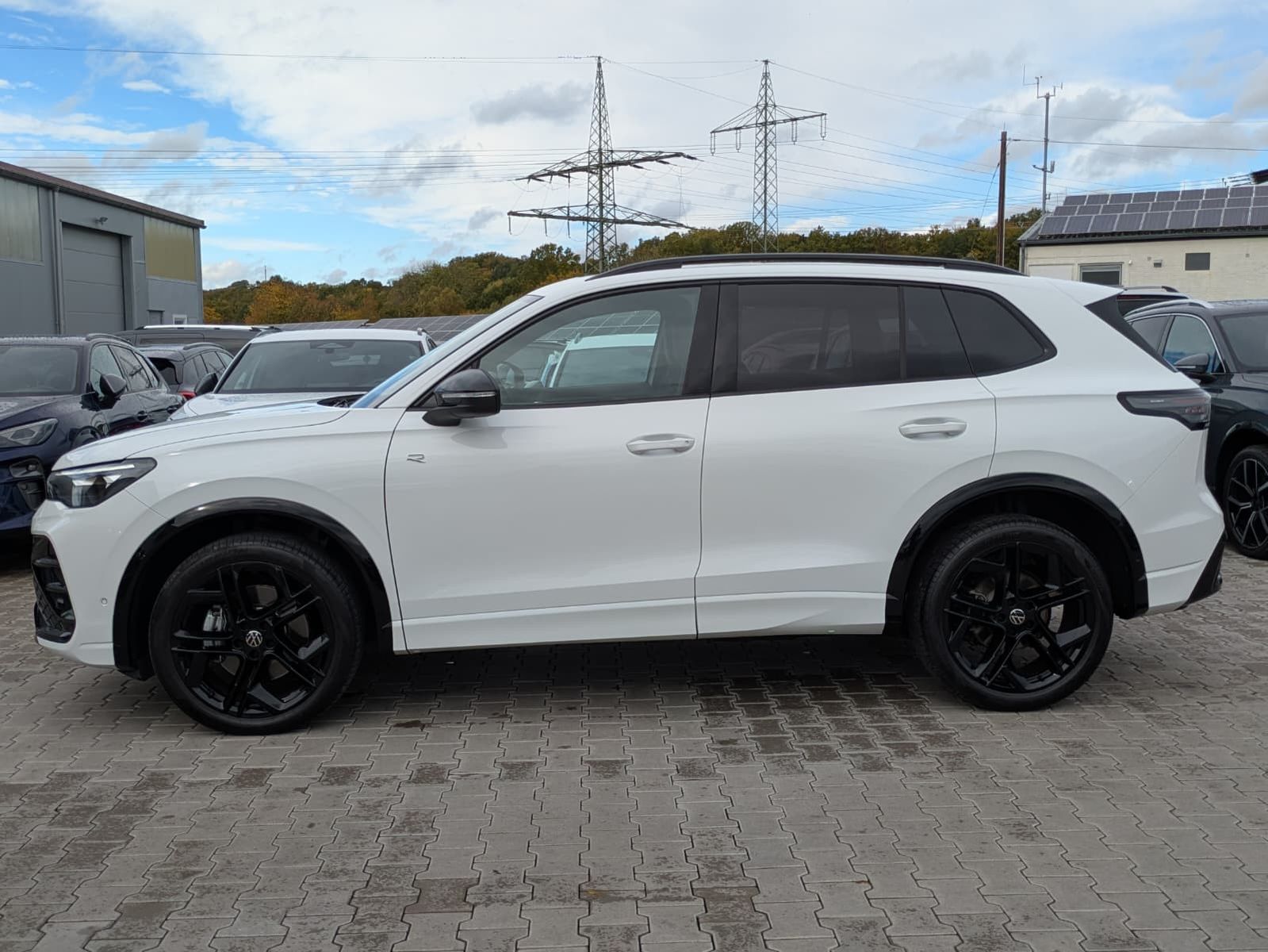 Fahrzeugabbildung Volkswagen Tiguan 2.0 TDI 4M R-Line PANO*H&K*AHK*MATRIX*20"
