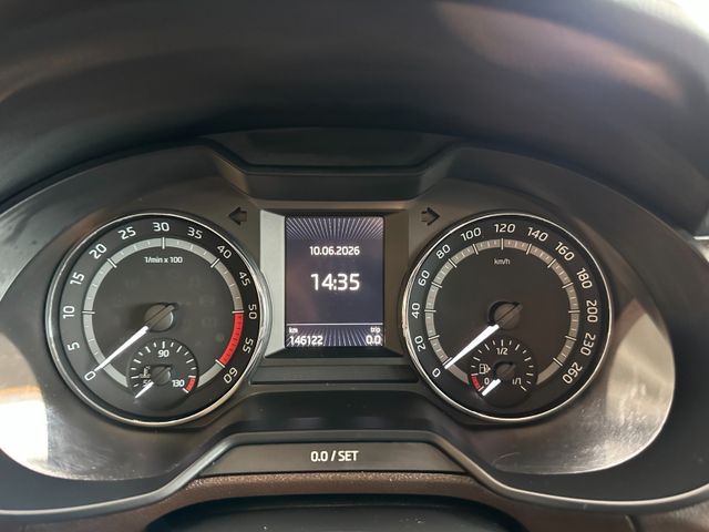 Skoda Octavia Scout*ACC*NAVI*AHK*PANO*2-Zonen*