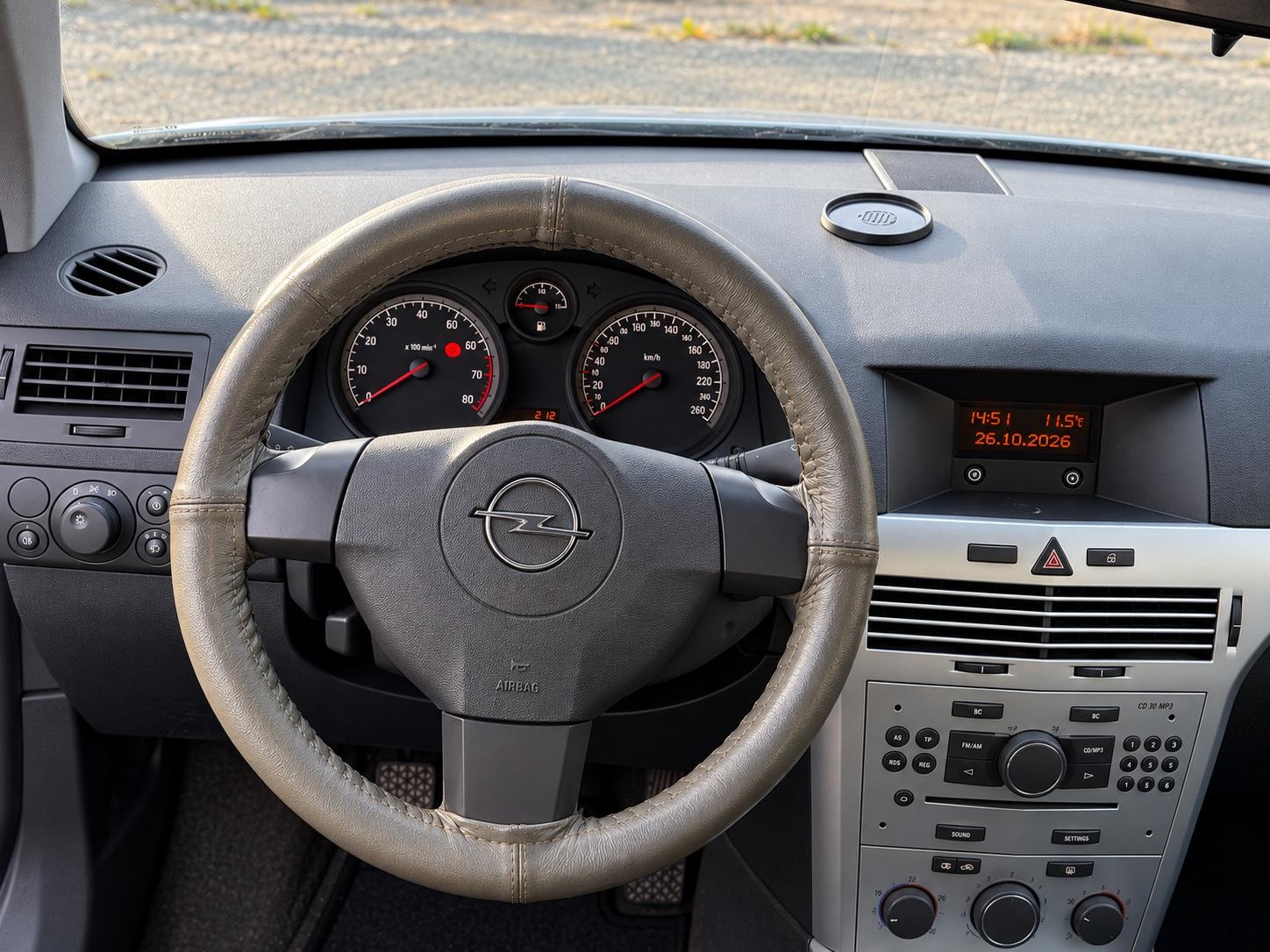 Opel Astra 2009 — photo 16