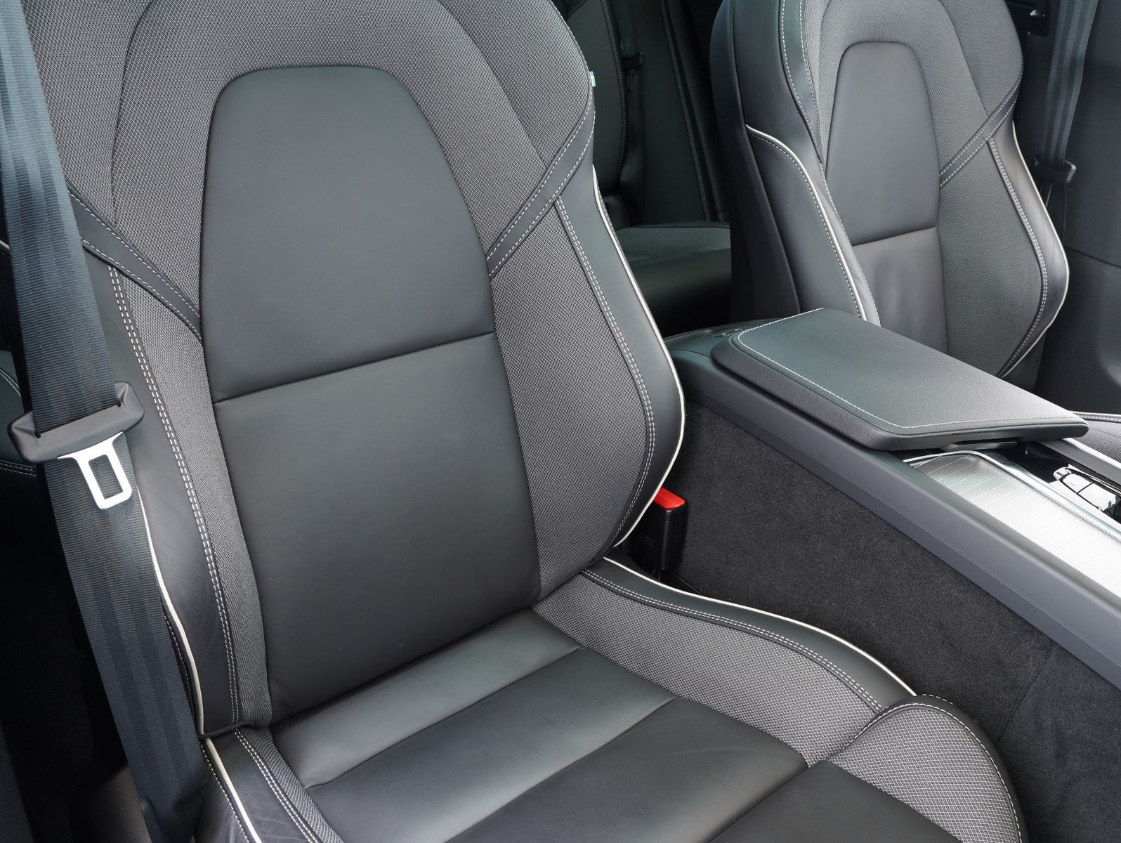 Fahrzeugabbildung Volvo XC60 B4 D AWD Plus Dark PANORAMA/LED/ACC/AHK