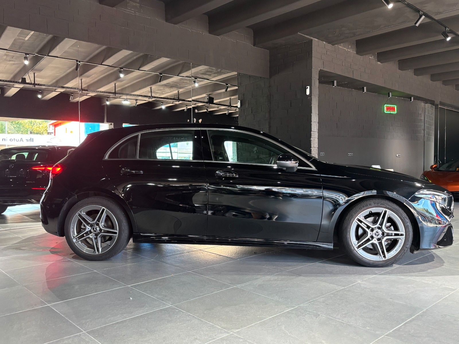 Fahrzeugabbildung Mercedes-Benz A 200 //AMG-LINE//MBUX//AMBIENTE/KAMERA/SHZ/NAVI