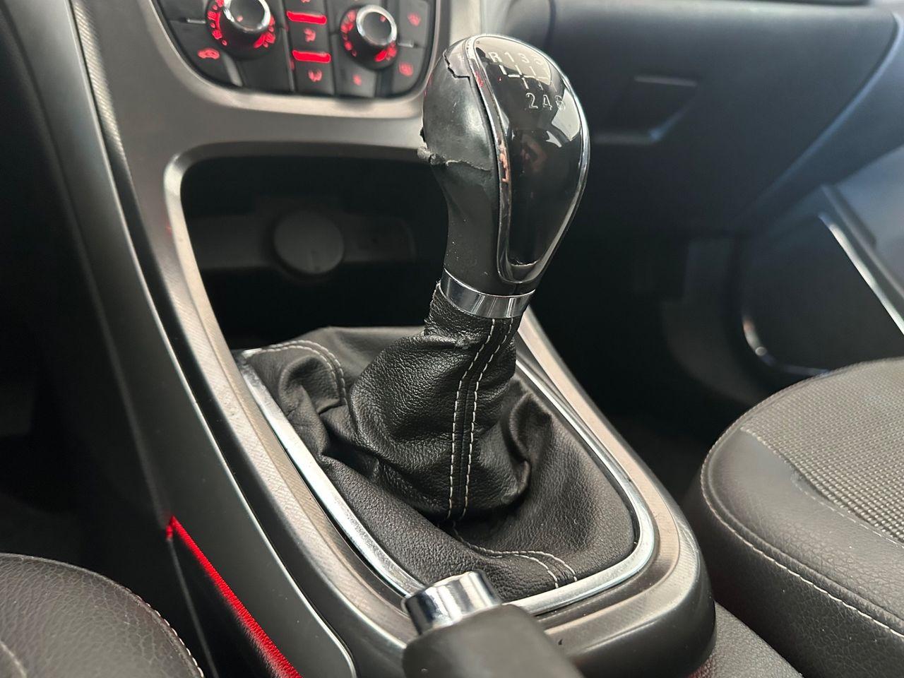 Opel Astra 2012 — photo 11