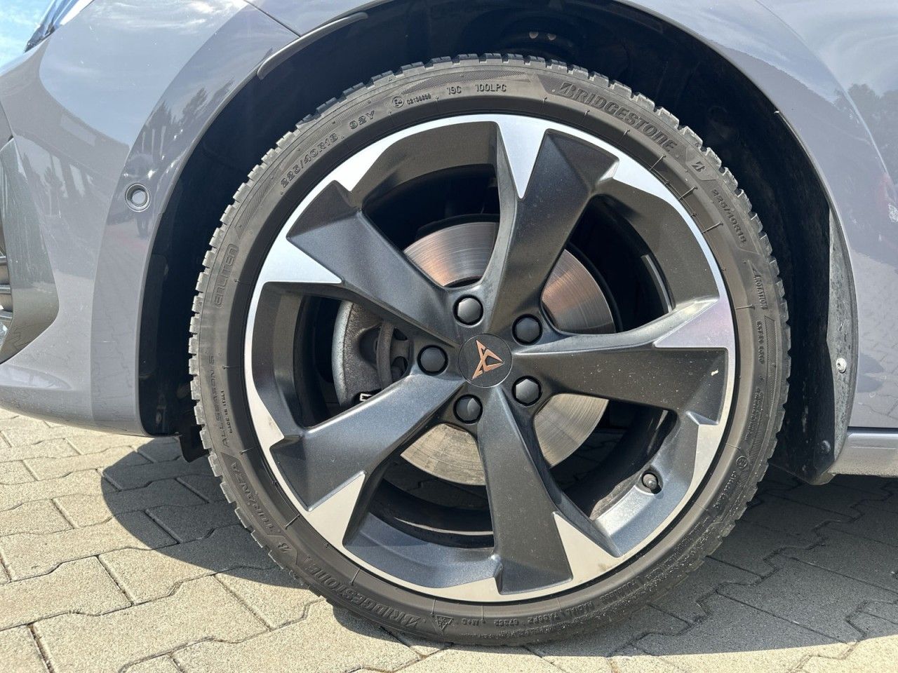 Fahrzeugabbildung CUPRA Leon Sportstourer 1.5 eTSI 150 PS DSG*AHK* - mit KI generiert/bearbeitet