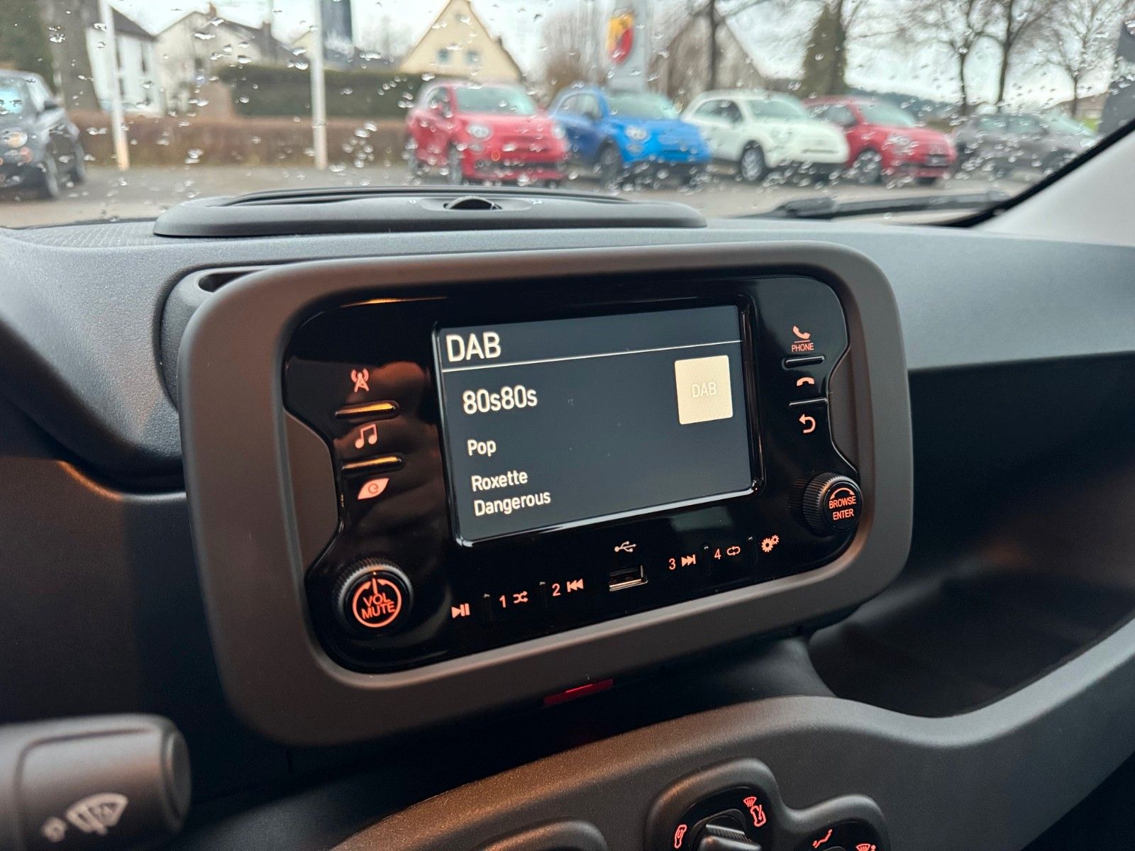 Fahrzeugabbildung Fiat Panda Hybrid 1.0 GSE DAB Tempomat