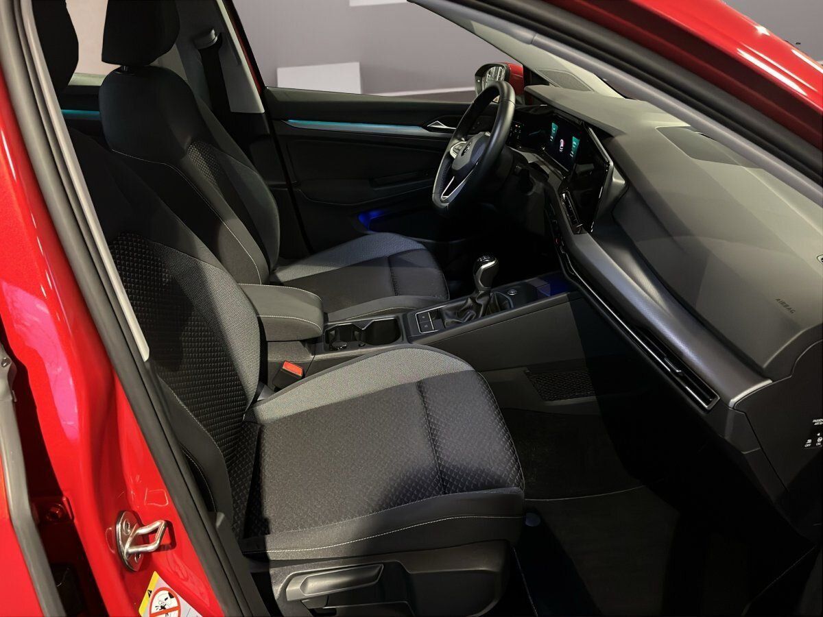 Fahrzeugabbildung Volkswagen Golf Active 1.5 TSI 6-Gang IQ.Light Navi Pano