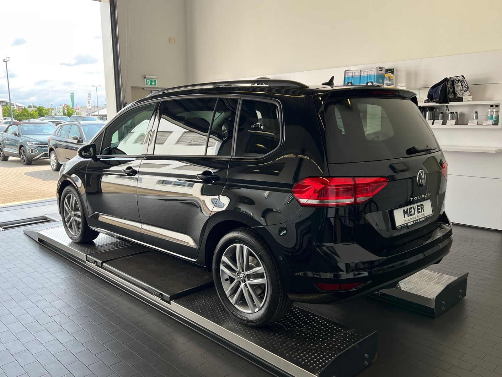 Fahrzeugabbildung Volkswagen Touran Comfortline 1.5 TSI DSG *AHK, LED, 7Sitze
