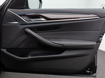 Fahrzeugabbildung BMW 530e xD Tour Luxury Line ACC HUD Pano Laser 360°