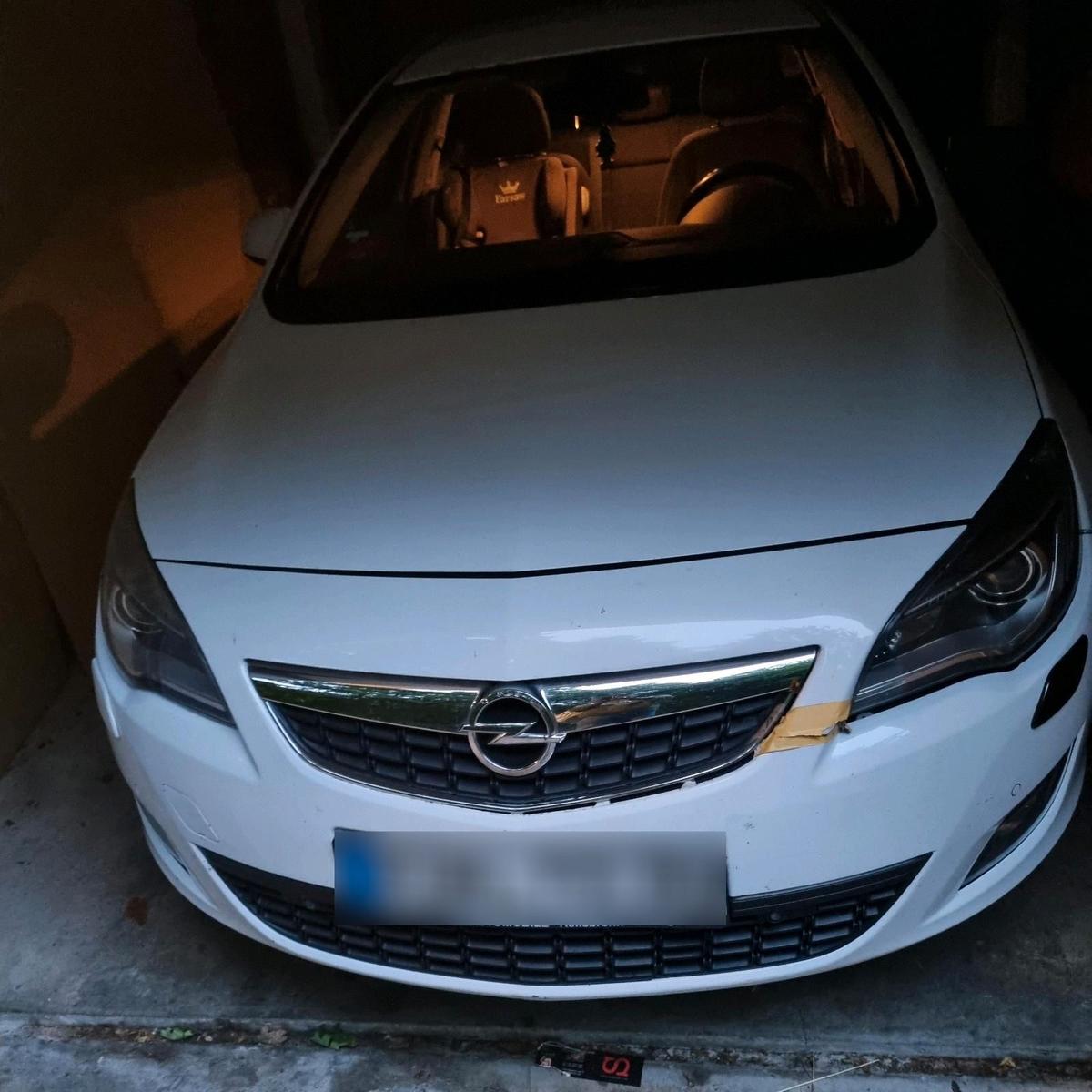 Opel Astra 2011 — photo 9