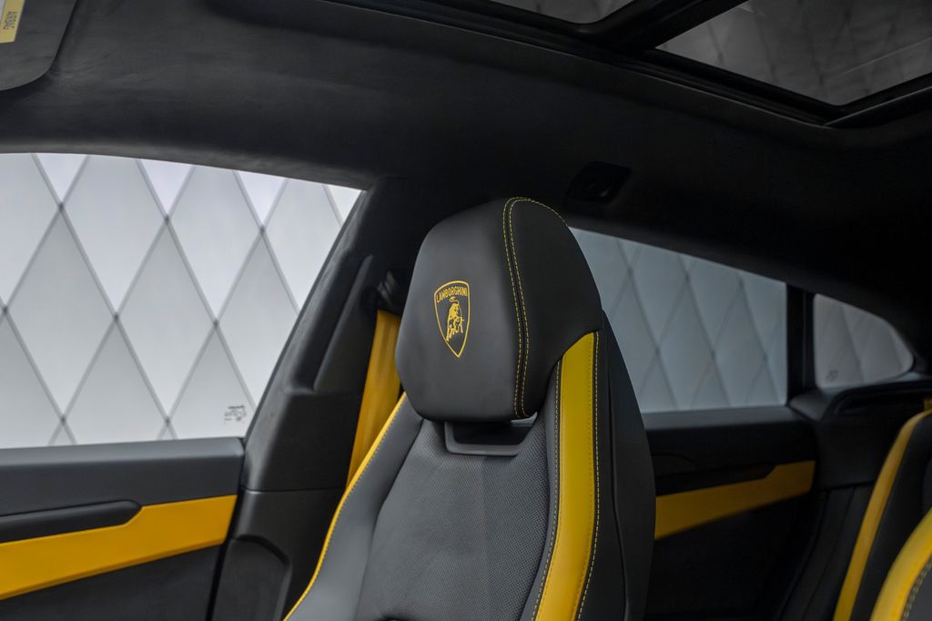 Urus 4.0 V8 SE 2026 BLACK/YELLOW AKRAPOVIC CARBO - Bild 27