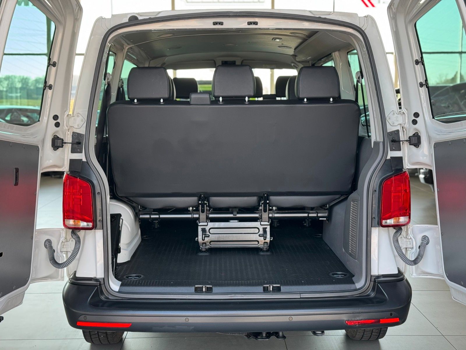 Fahrzeugabbildung Volkswagen T6 Transporter Kombi 2.0 TDI "Klima  9-Sitzer"
