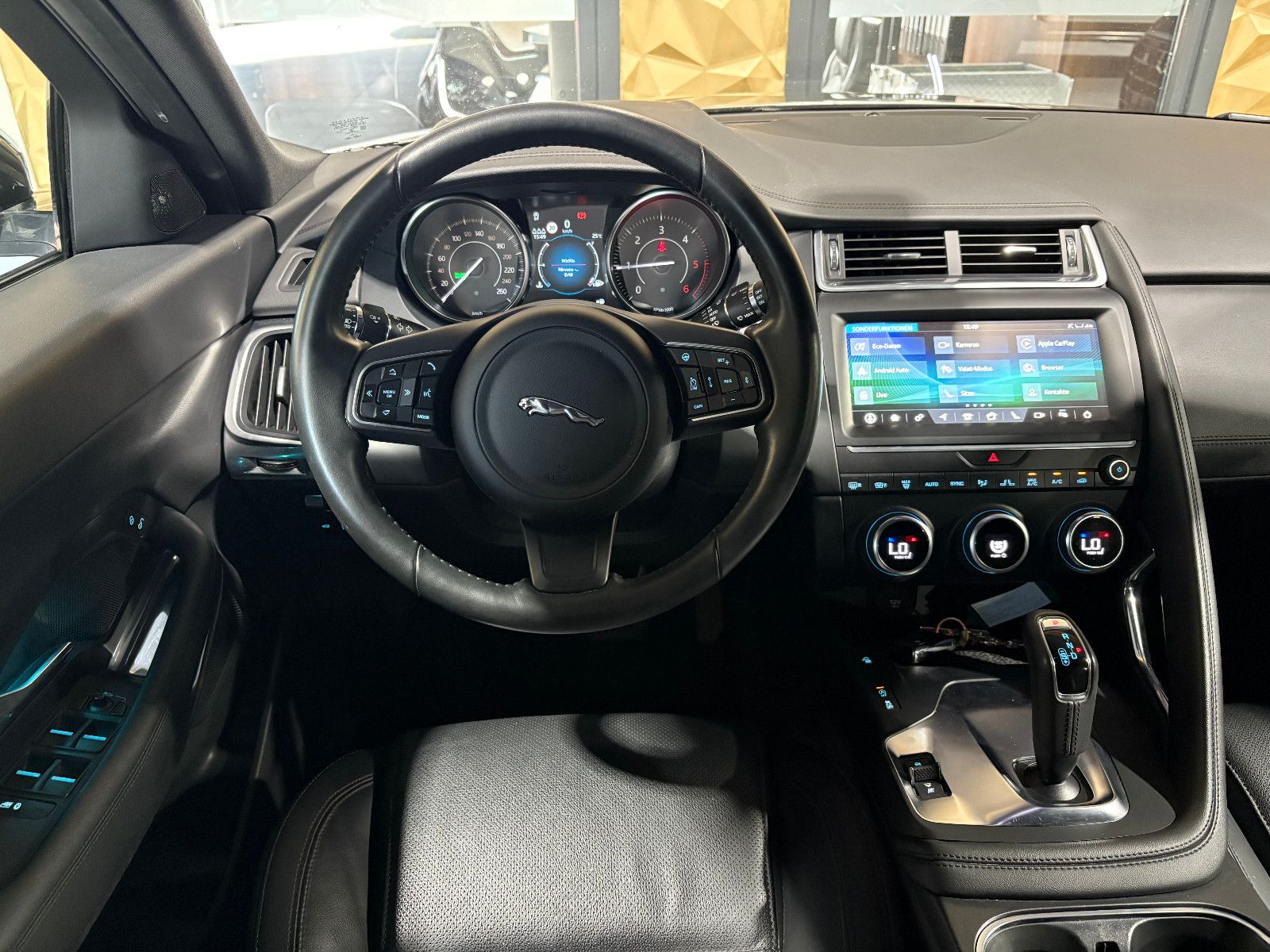 Fahrzeugabbildung Jaguar E-PACE S/NAVI/KAMERA/APPLE/ACC/SHZ/KLIMA/TOTWINK