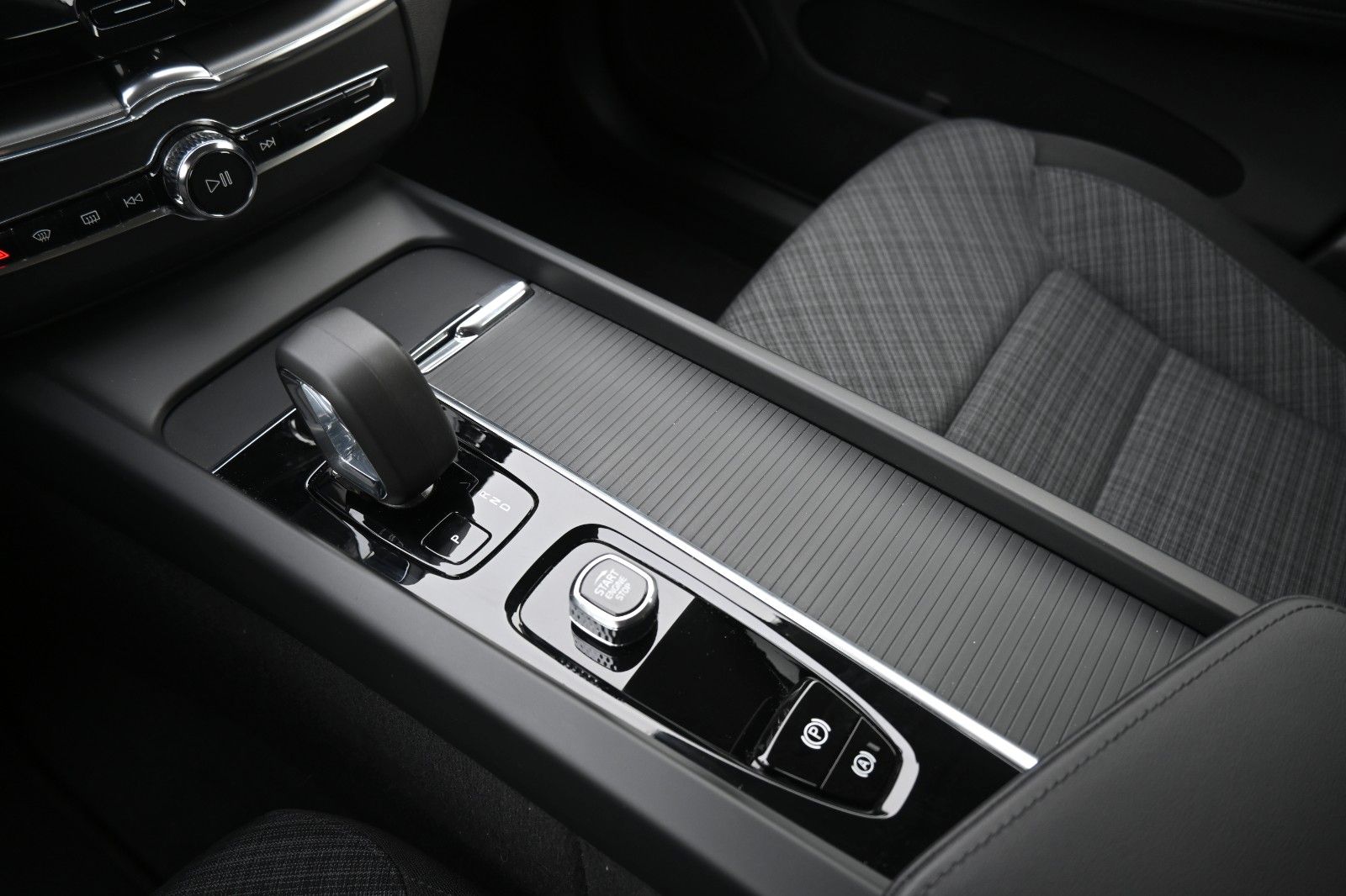 Fahrzeugabbildung Volvo XC60 B4D FWD Core*RFK*Qi*el.Heckkl*GoogleMaps