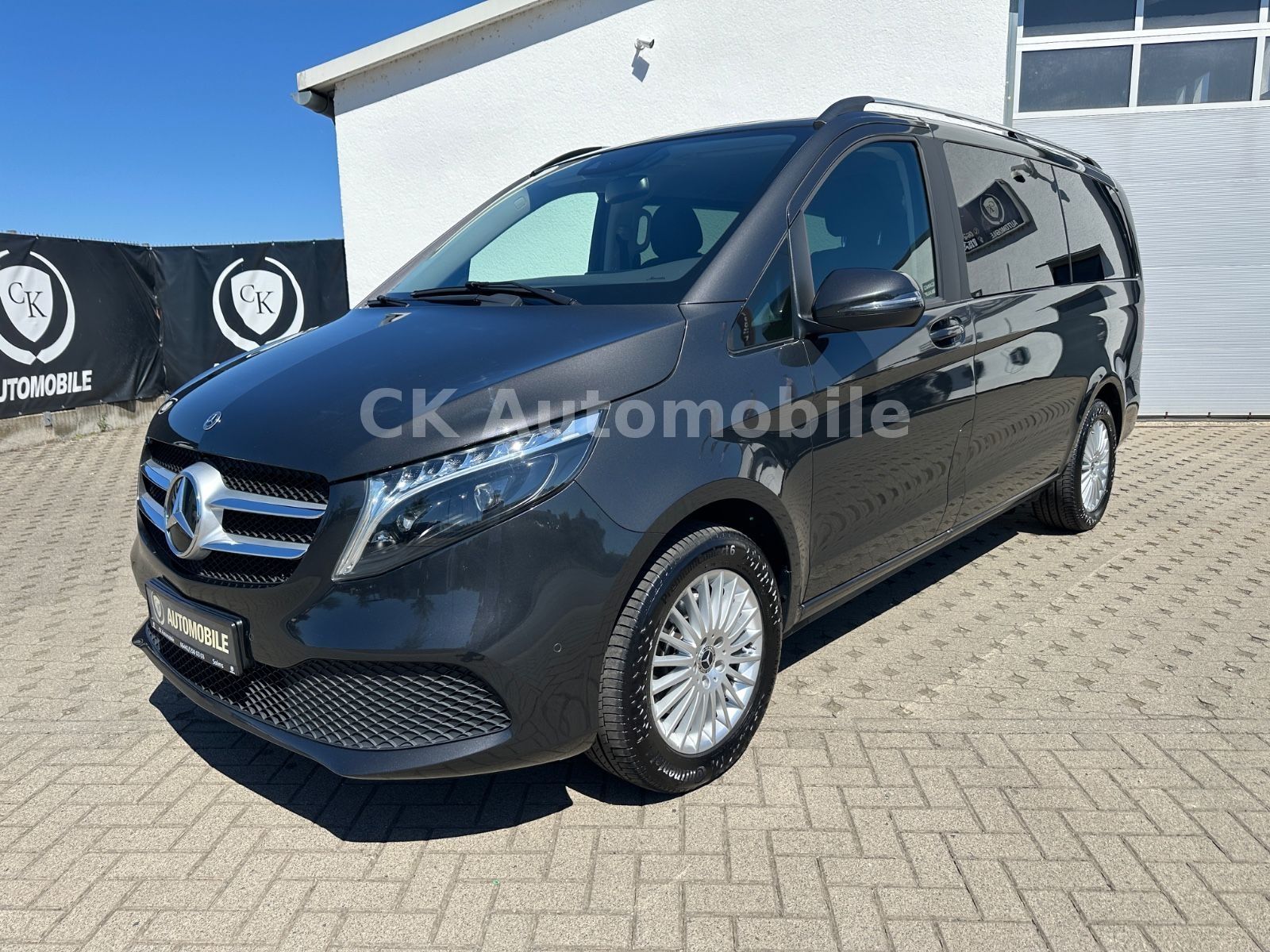 Fahrzeugabbildung Mercedes-Benz V 300d EDITION 4MATIC lang/7 Sitze/Navi/LED/AHK