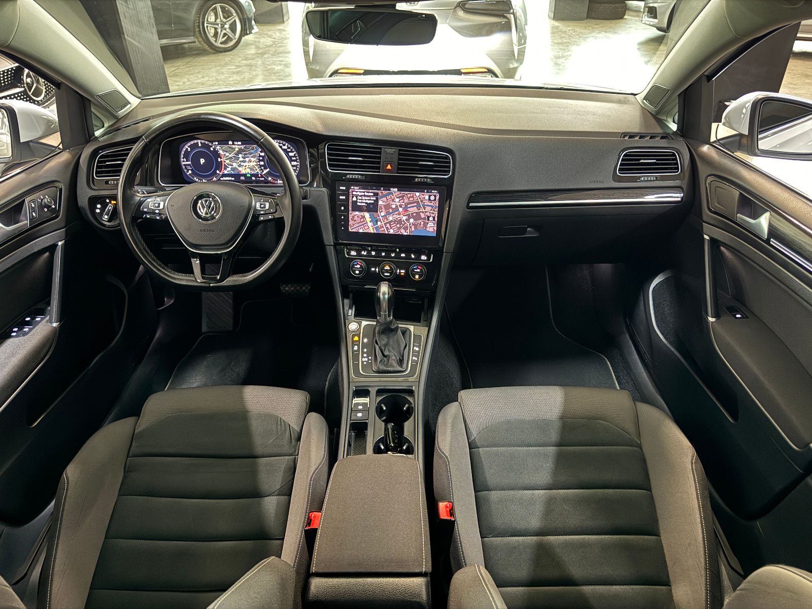 Fahrzeugabbildung Volkswagen Golf VARIANT 2.0 TDI DSG R-LINE SPORTPAKET VOLL