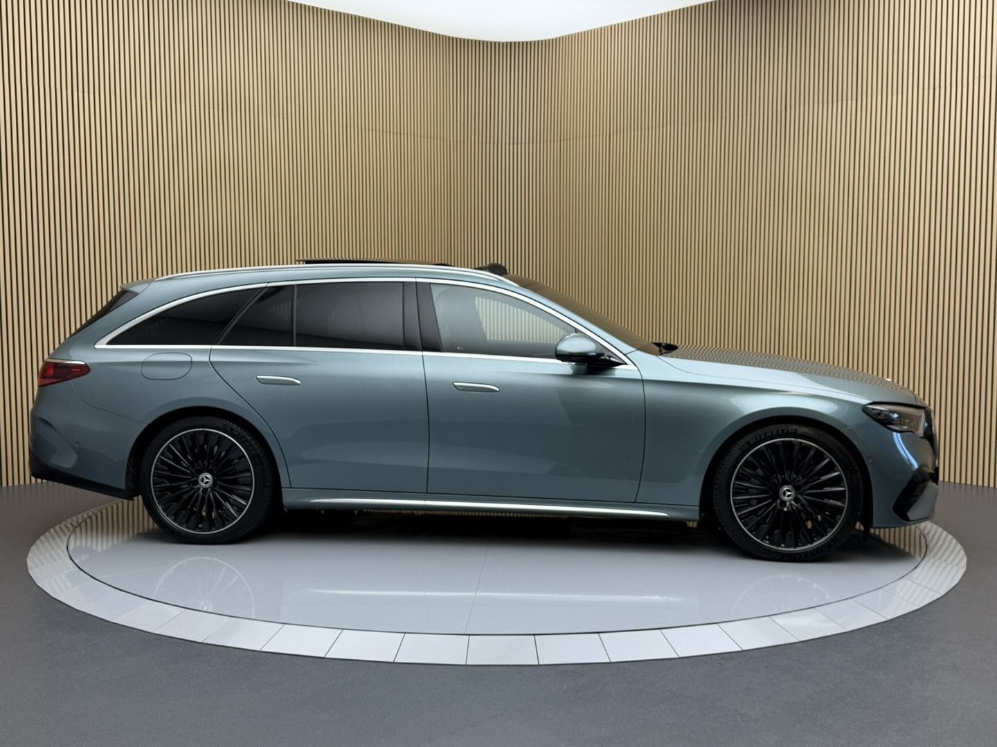 Mercedes-Benz E 300 Estate e Sport Edition AMG Line | HyperScr imagem 2