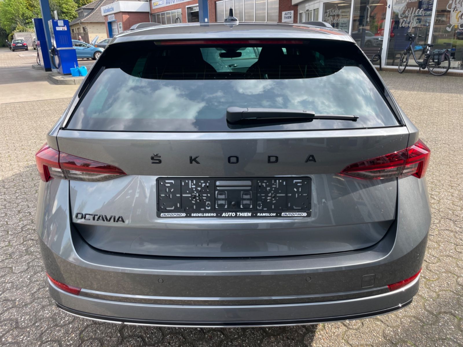 Fahrzeugabbildung SKODA Octavia Combi 2.0 TSI Sportline DSG Navi/LED/4x4