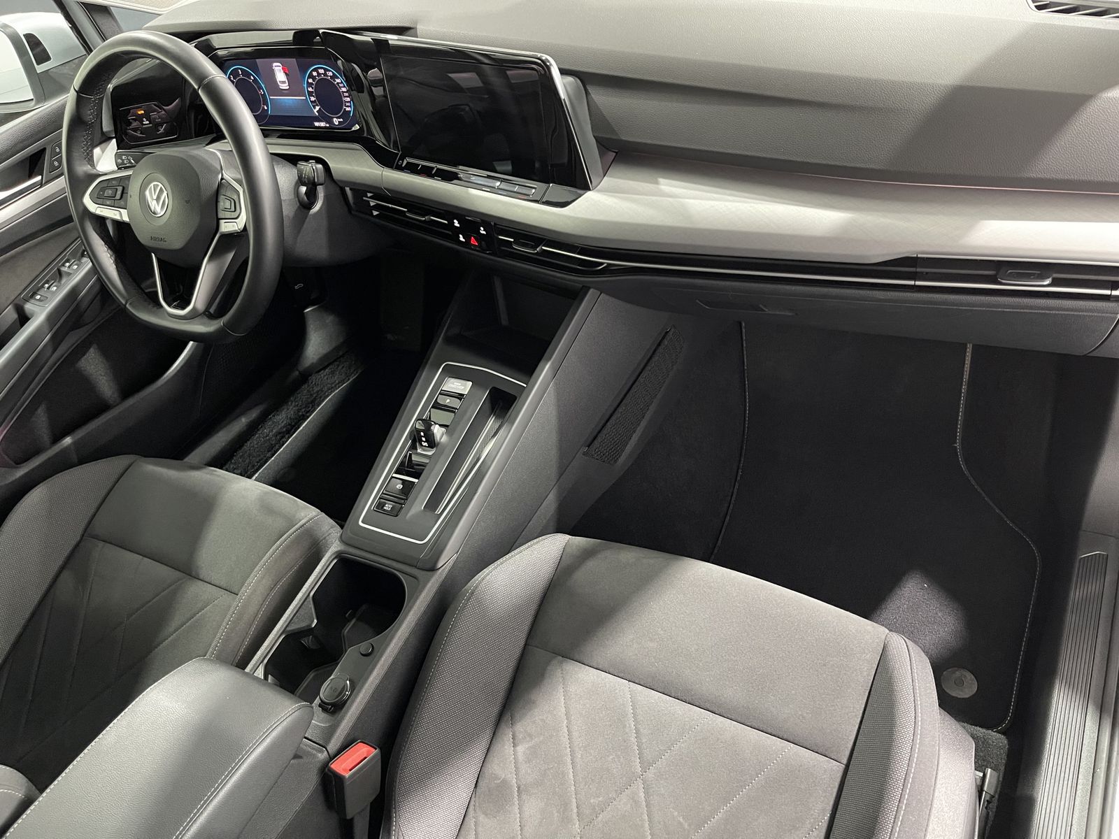 Fahrzeugabbildung Volkswagen Golf Life 2.0 TDI*AHK*LED-Matrix*Cam*ACC*Navi*
