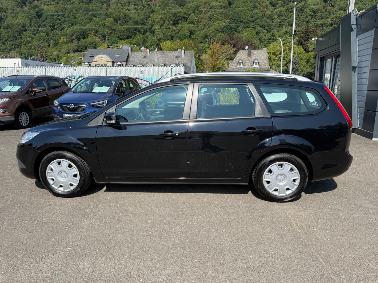 Ford Focus 2010 — rear view