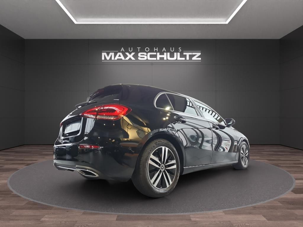 Fahrzeugabbildung Mercedes-Benz A 180 Kompaktlimousine Navi*PDC*SpurH*LED*360