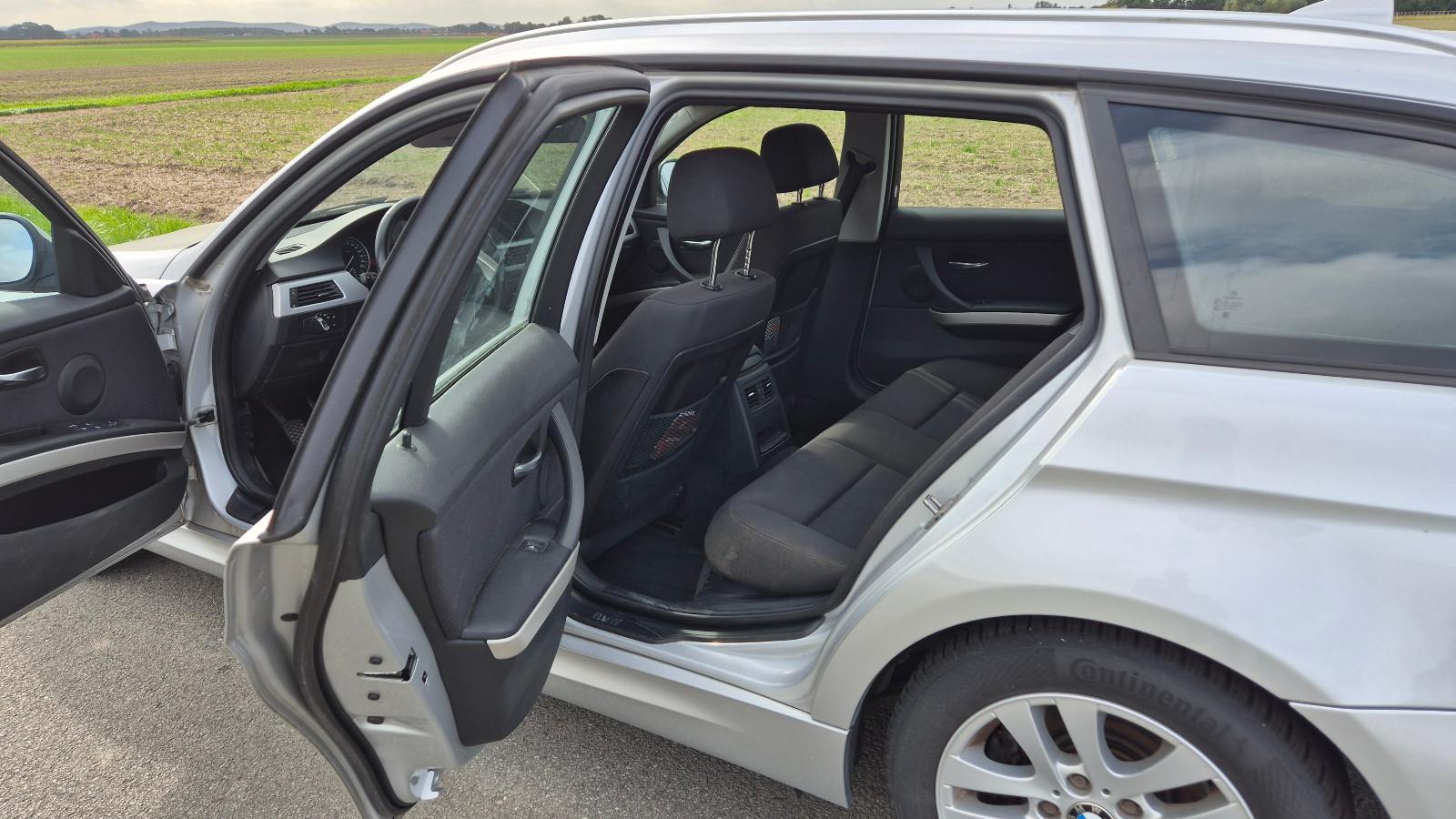 BMW 320 2010 — photo 9
