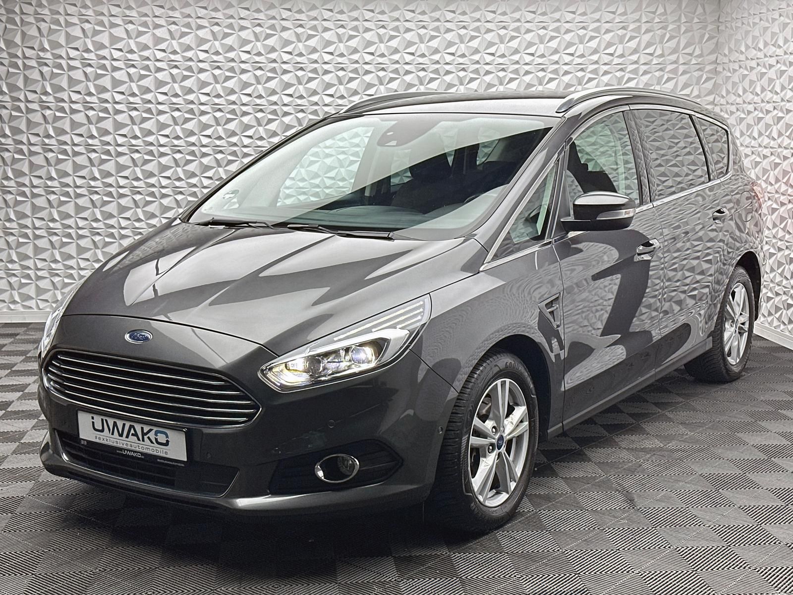 Fahrzeugabbildung Ford S-MAX 1.5 TITANIUM/7-SITZE/KEYLES/RCAM/NAV/PDC