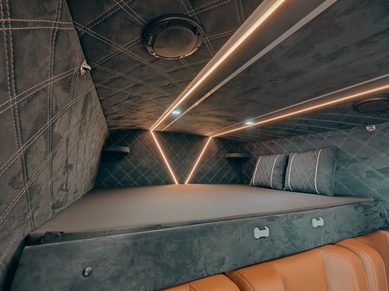 Fahrzeugabbildung Mercedes-Benz X-CROSSVAN  RWD #stealthcamper