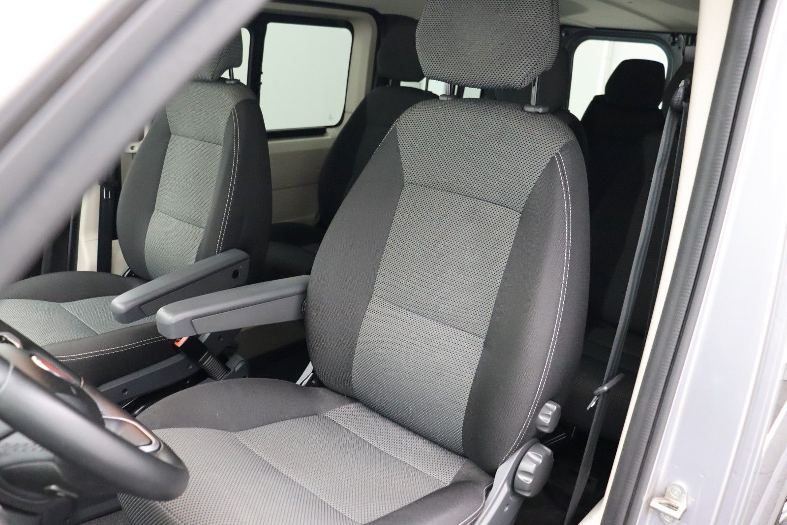 Fahrzeugabbildung Fiat Ducato 30 L1H1 2.2 Panorama - Komfort-Fahrersitz