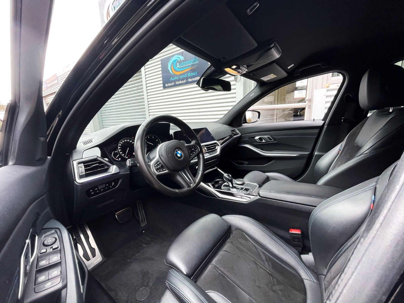 Fahrzeugabbildung BMW 320d M SPORT SAG tLEDER NAVI HiFi LIVE COCPIT+