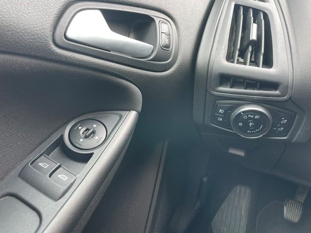 Fahrzeugabbildung Ford Focus Turnier Business Allwetter Sitzheizung