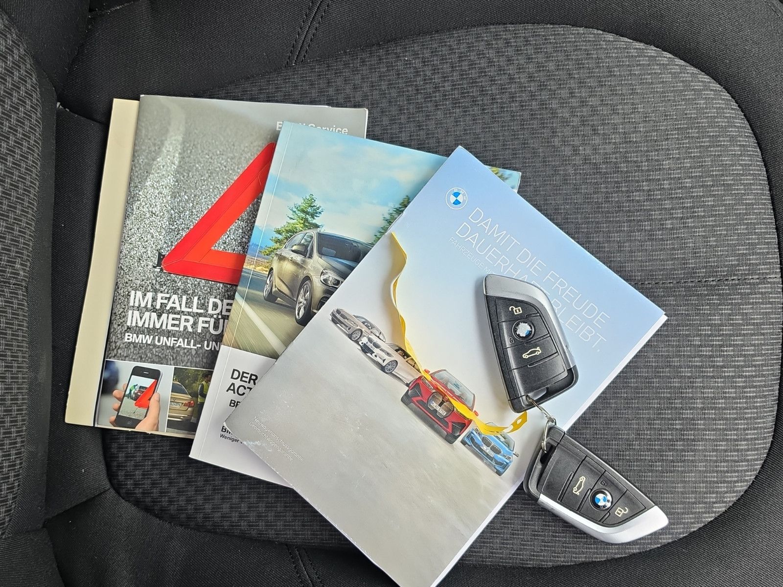 Fahrzeugabbildung BMW 218 2 Active Tourer 218 i TÜV SERVICE NEU