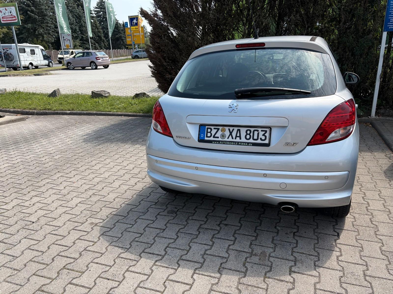 Peugeot 207 2011 — вигляд ззаду