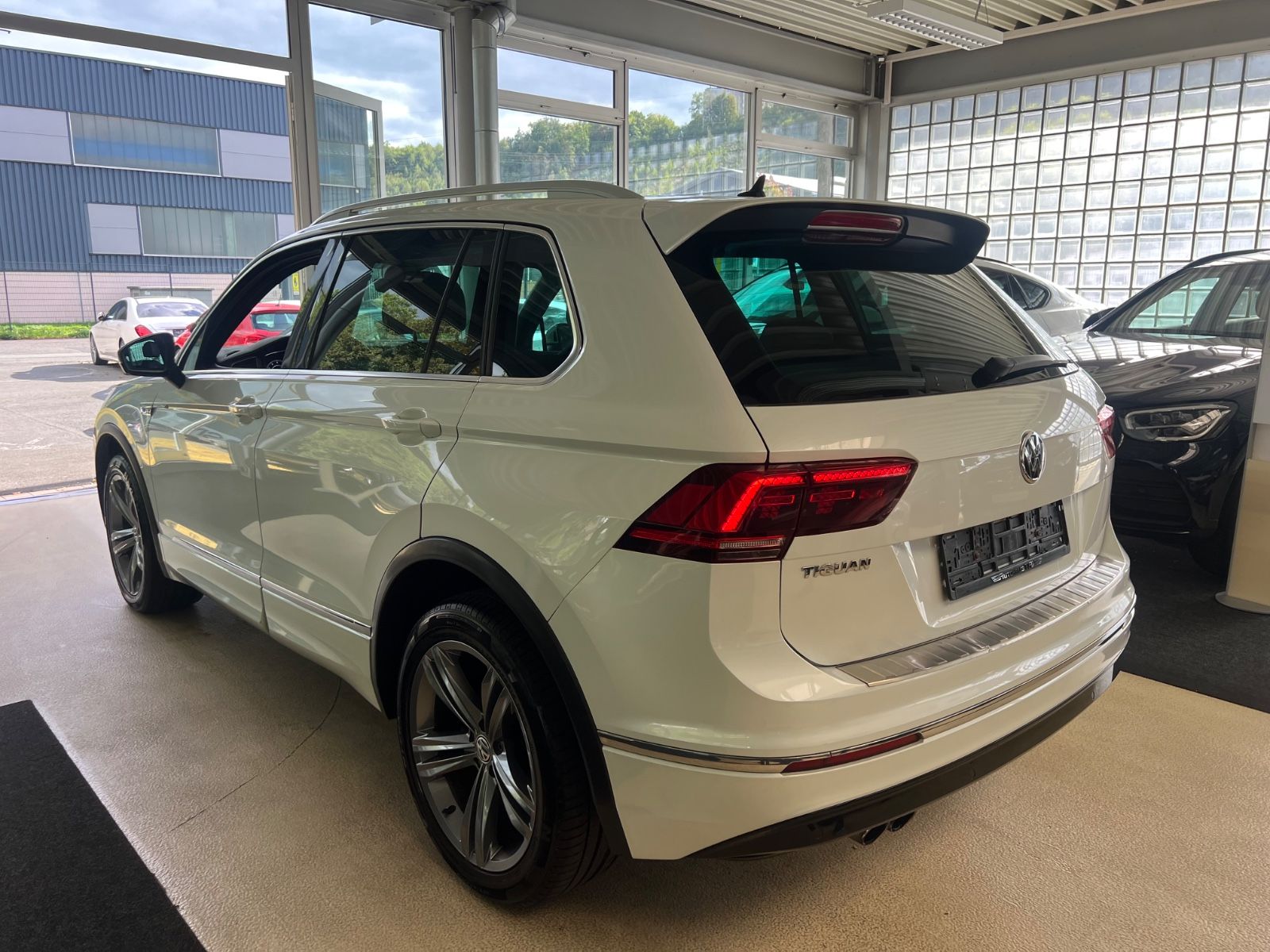 Fahrzeugabbildung Volkswagen Tiguan Highline 4Motion R line *HEAD-UP*MEMORY*