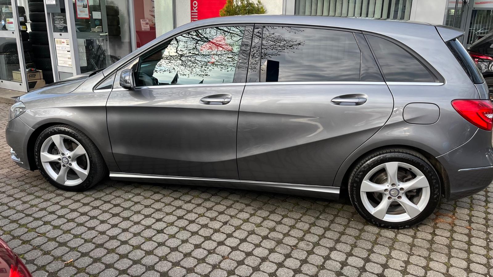 Mercedes-Benz B 200 Edit. 1 // Pano/-Leder/LED/17Zoll/Navi/