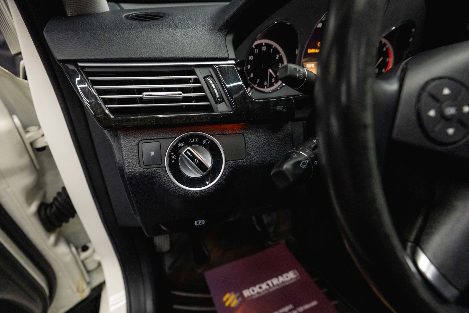 Fahrzeugabbildung Mercedes-Benz E 220 T CDI BlueEfficiency Avantgarde *Bi-Xenon*