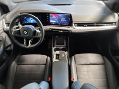 Fahrzeugabbildung BMW 218i Active Tourer M Sport -- Pano/ eSitze/ HiFi