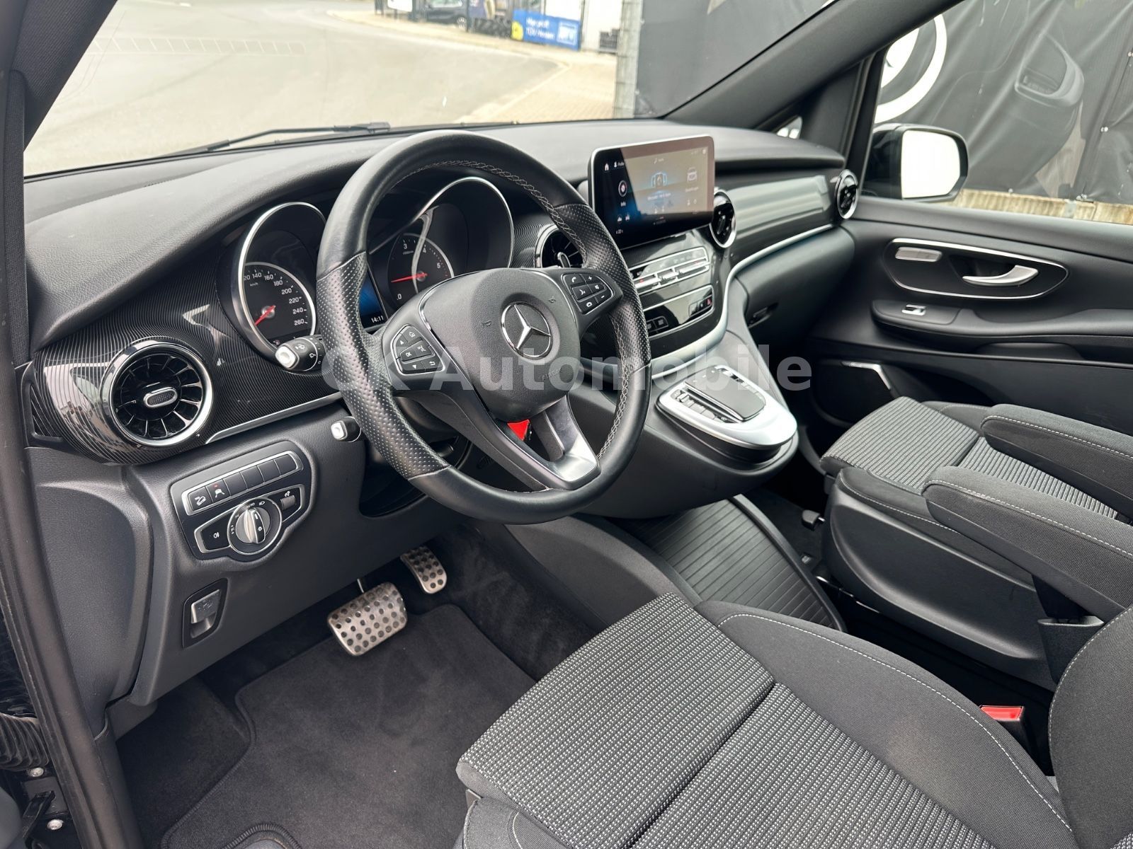 Fahrzeugabbildung Mercedes-Benz V 250d Edition 4MATIC Kompakt AMG-Line / 6 Sitze