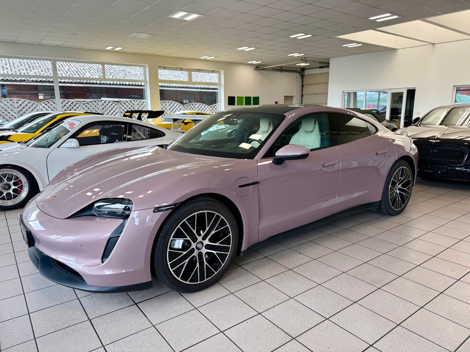 Fahrzeugabbildung Porsche Taycan Performance/HeadUP/Panorama/APPROVED