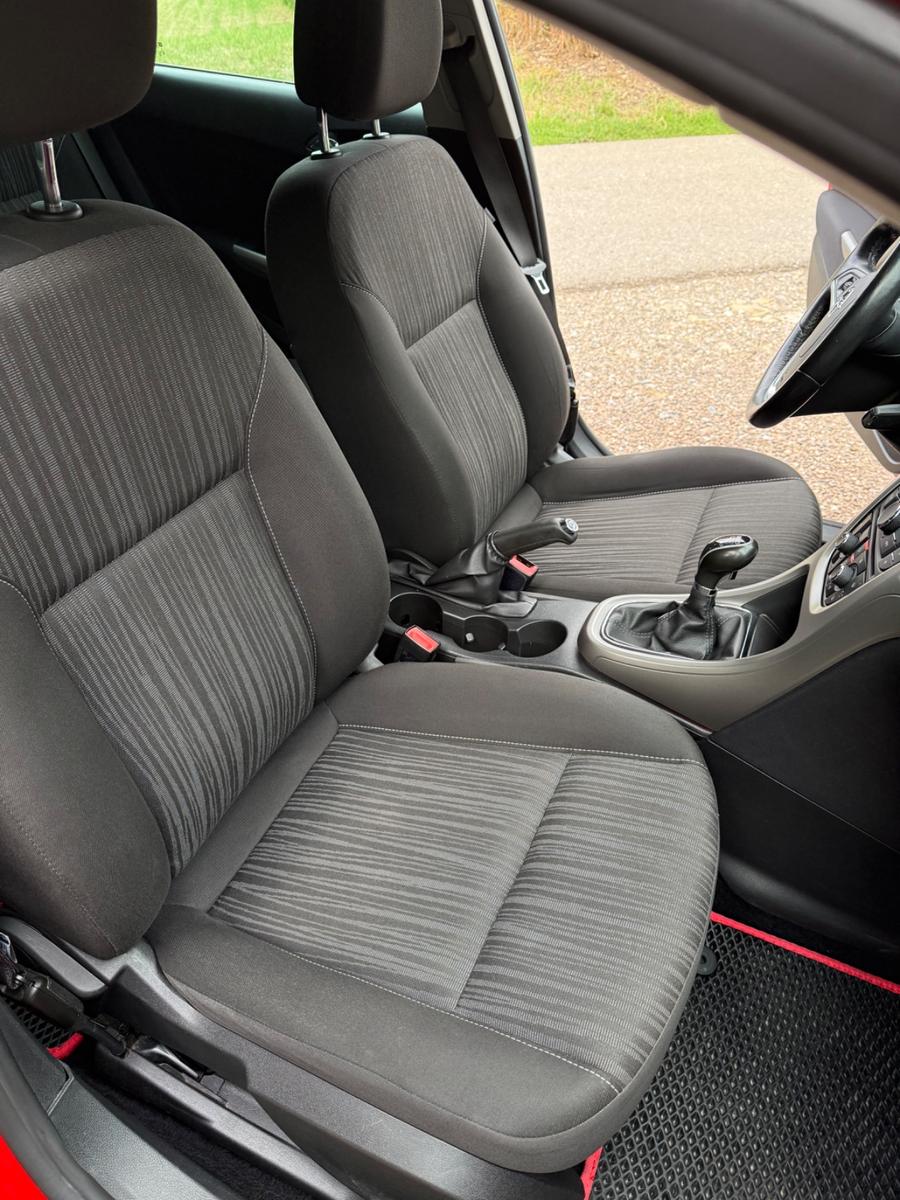 Opel Astra 2011 — photo 14