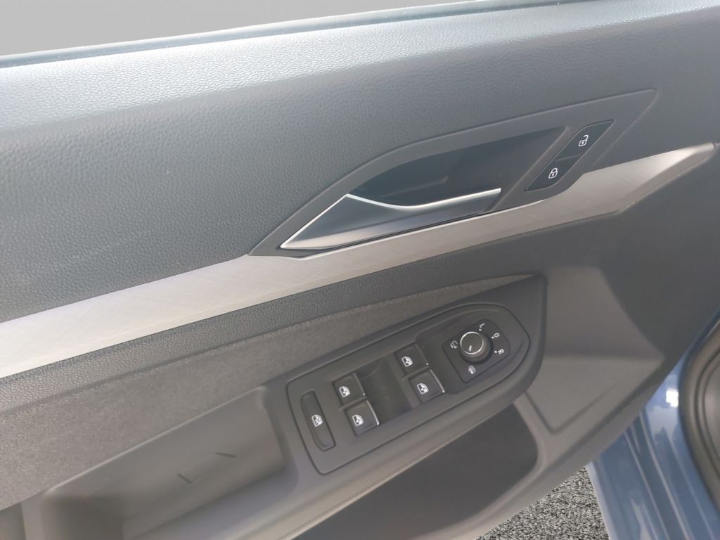 Fahrzeugabbildung Volkswagen Golf Variant 1.5 TSI Life AHZV Navi LED