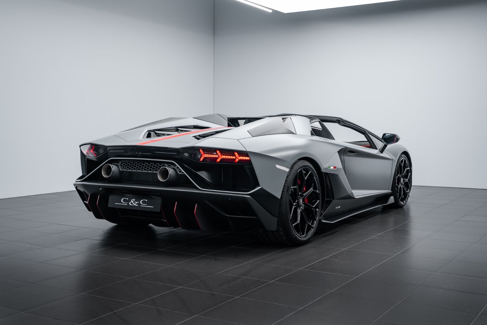 Fahrzeugabbildung Lamborghini Aventador Ultimae Roadster FULL CARBON/1 of 250