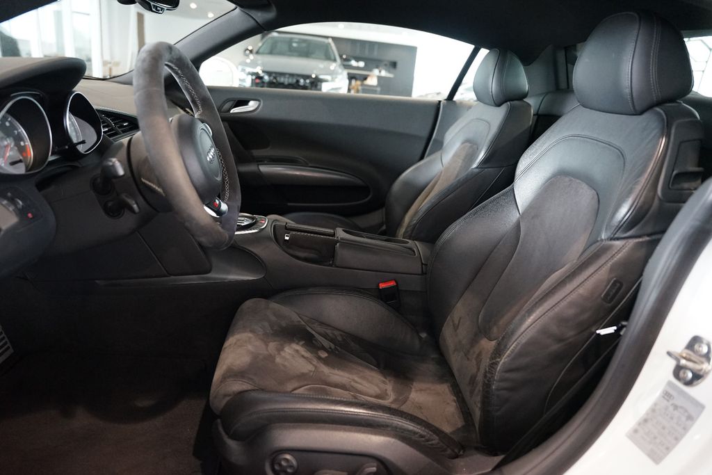 AUDI R8 Coupe 4.2 FSI quattro | Manual transmission AUDI R8 Coupe 4.2 FSI quattro | Manual transmission