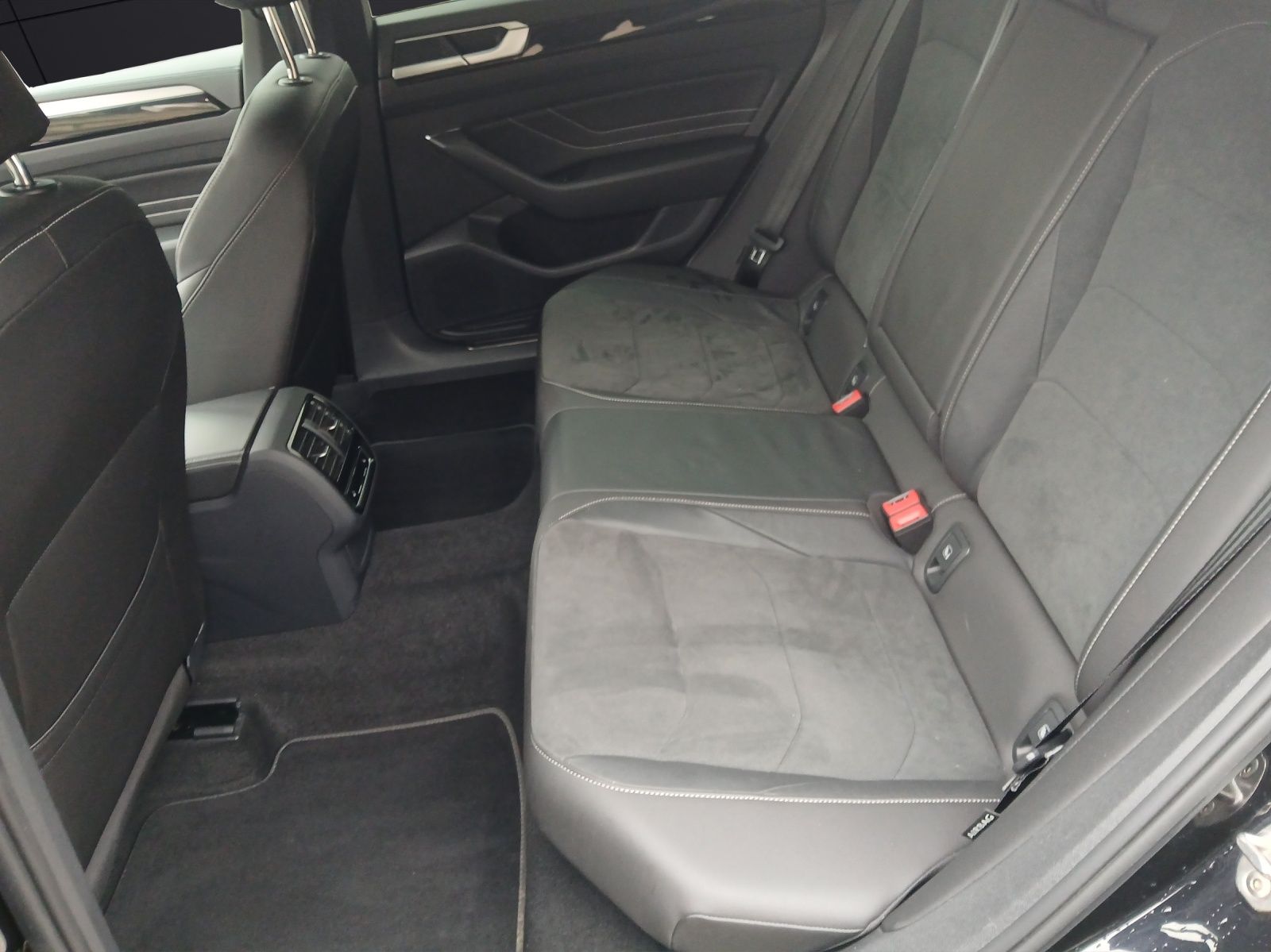 Fahrzeugabbildung Volkswagen Arteon SB TDI R-Line DSG 4M Matrix AHK AID ACC R